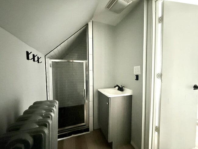 Building Photo - Spacious Upper, 1 bedroom, 1 bath, with bonus room