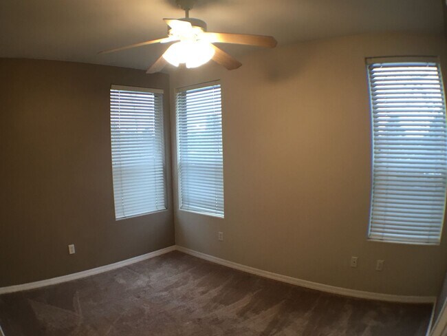 Building Photo - Great 2 bedroom condo on 2nd story!