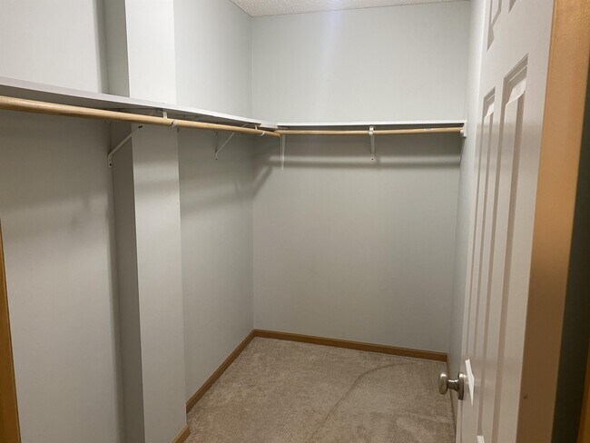 Building Photo - 860 Independence Dr