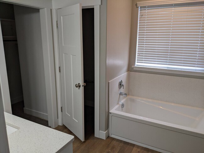 Building Photo - 889 E 600 N