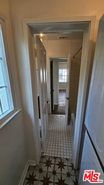 Building Photo - 2615 Edgehill Dr