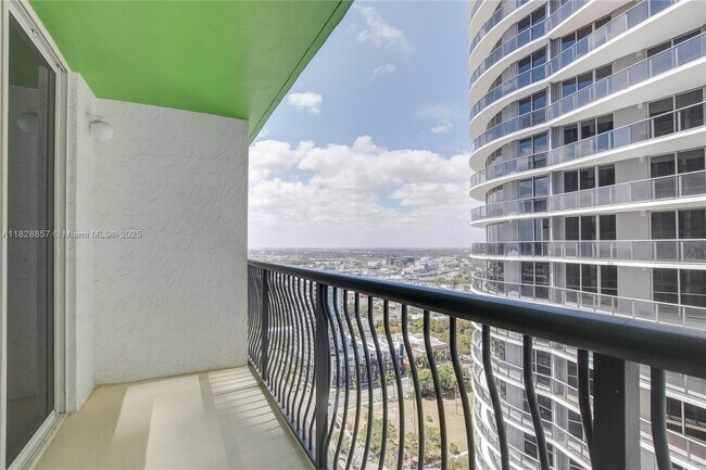 Building Photo - 1756 N Bayshore Dr