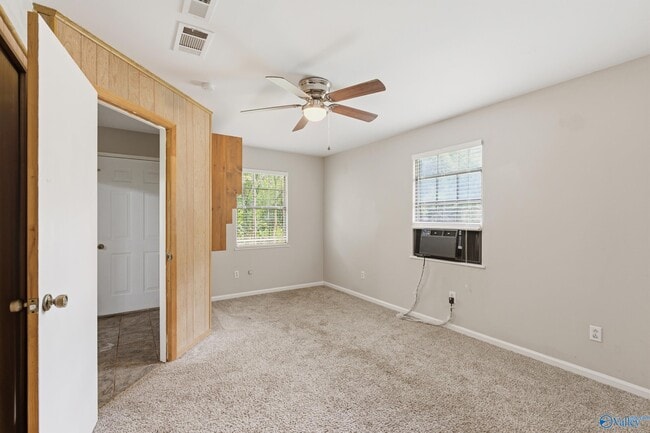 Building Photo - 102 Greenwood Cir