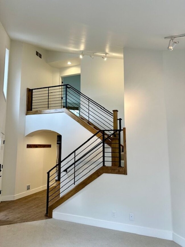 Building Photo - Riverfront Gated 2 Bedroom Luxury Condo!!