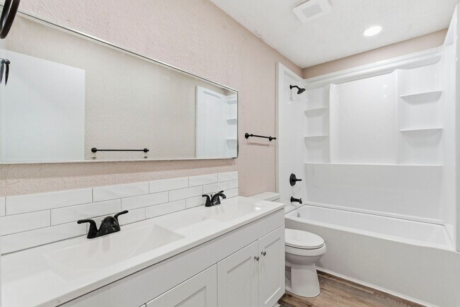 Building Photo - 4 Bedroom home 2 bath Available NOW!