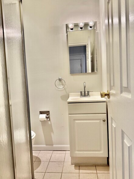 Building Photo - 302 Dickinson St