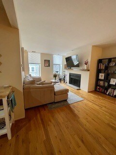 Building Photo - 3055 N Sheffield Ave