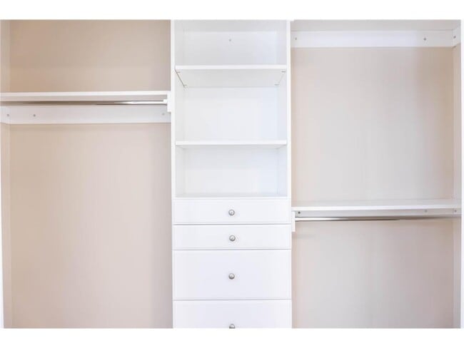 Building Photo - 2976 Clover Ridge Dr