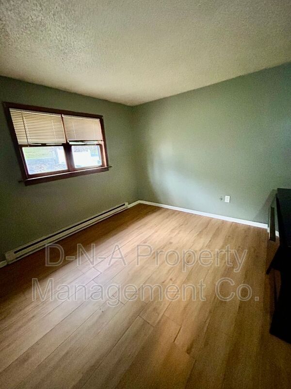 Building Photo - 5081 Pine Ridge Rd N