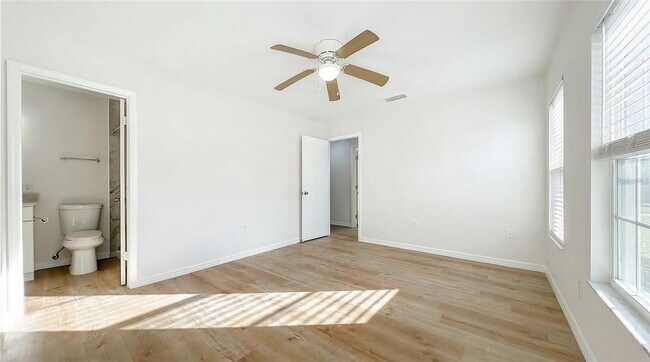 Building Photo - 201 Fern Ct