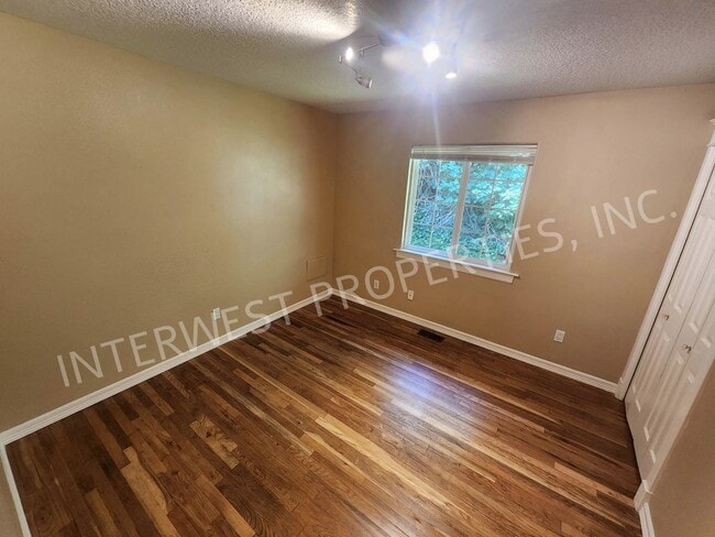 Building Photo - Large 3 Bed+ Bonus Room SW Pdx Home, Natur...