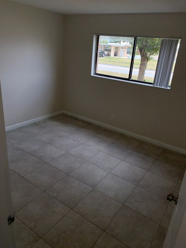 Building Photo - 1121 W River Dr