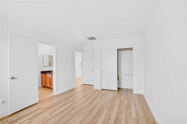 Building Photo - 2872 Strathallan Ave