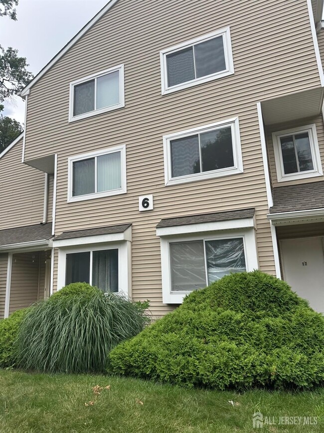Primary Photo - 18 Foxtail Ln