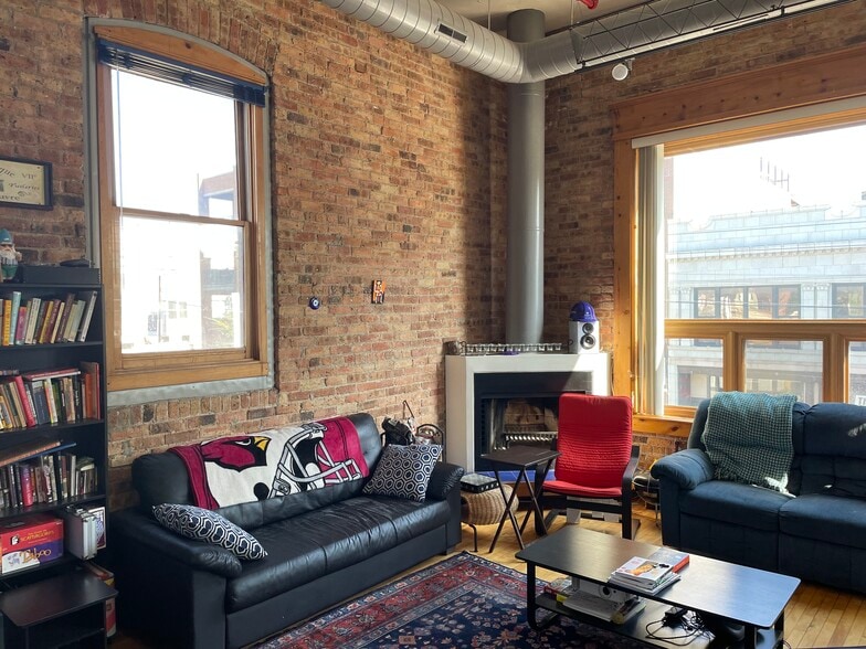 Building Photo - 1114 W Belmont Ave