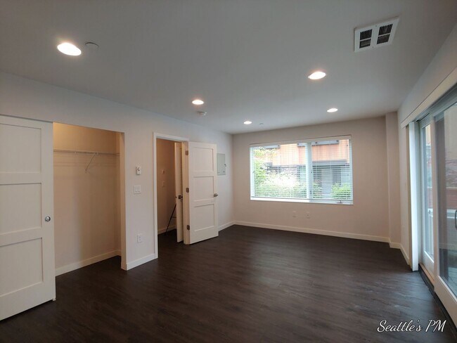 Building Photo - Contemporary Home in Bryant for Rent!