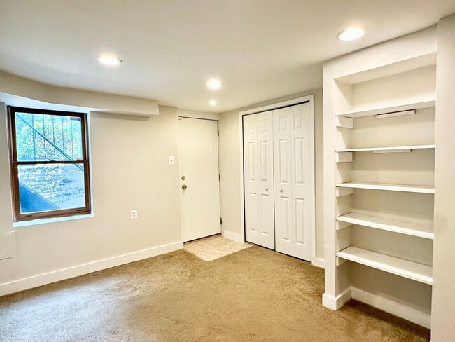 Building Photo - 3 bed 2 bath - Parking!!!  Pets Welcome!!!