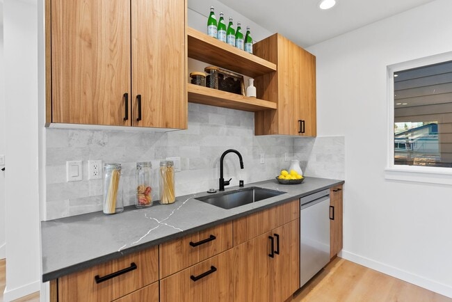 Building Photo - Modern Elegance in the Heart of Wallingford