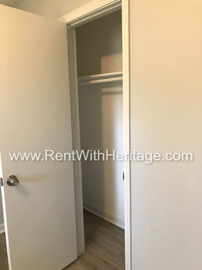 Building Photo - FANTASTIC 2 BEDROOM 1.5 BATH DUPLEX WITH ALL THE UPGRADES / GREAT LOCATION