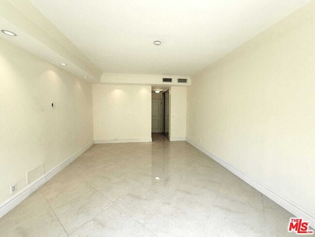 Building Photo - 121 S Palm Dr