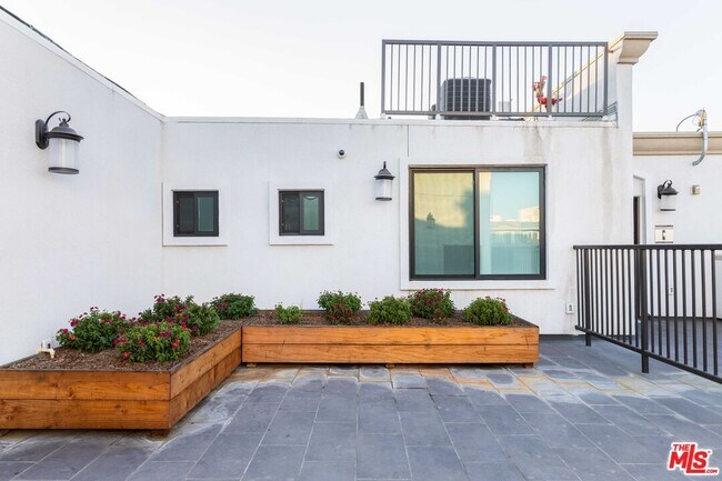 Building Photo - 843 Wilcox Ave