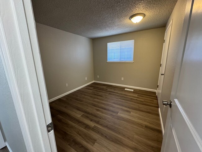 Building Photo - Newly Remodeled 3 bedroom 2 bath 2 car gar...