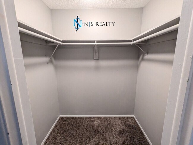 Building Photo - BEAUTIFUL, Large - 4/2 1500 Sq. Ft., Renov...