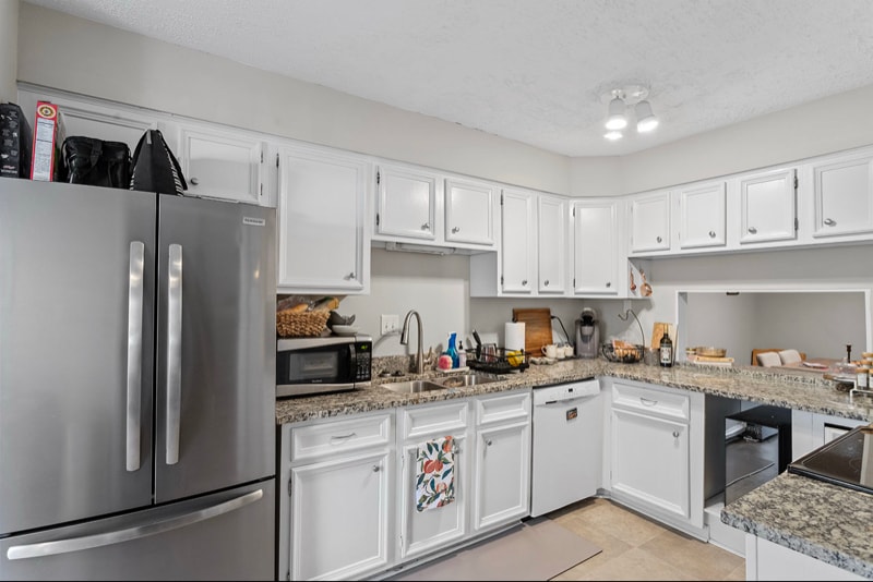 Building Photo - 4100 Five Oaks Dr