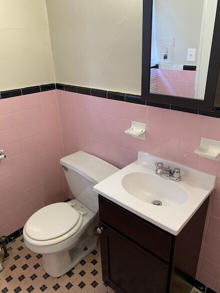 Building Photo - 4321 Pine St