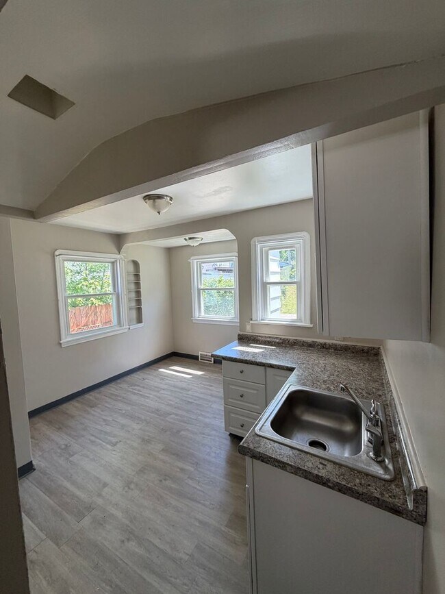 Building Photo - 4 bedroom single family home in Garfield Hts