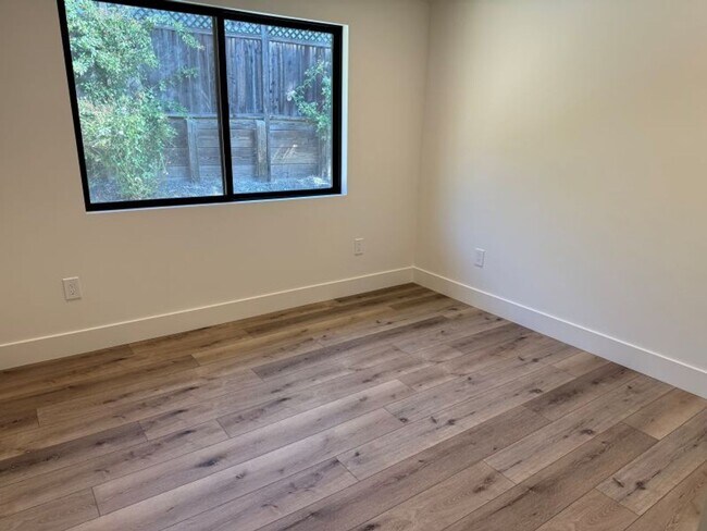Building Photo - Beautifully Renovated, Pet Friendly Novato...
