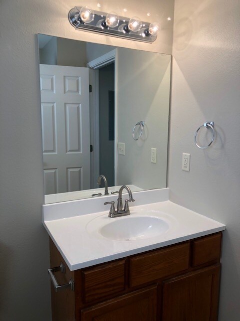 MBR Full bath - 1699 Cherokee Rd