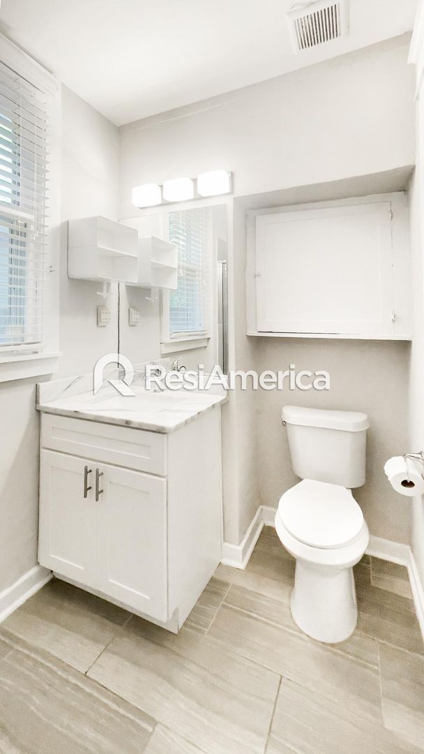 Building Photo - 2 Bedroom/1 Bathroom Midtown Charmer!