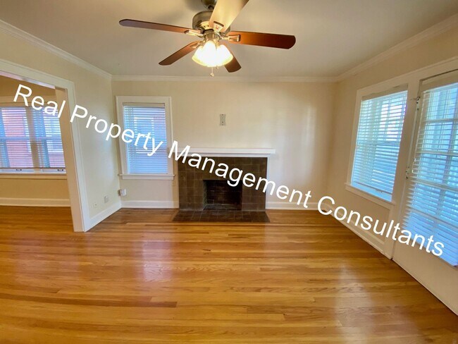 Building Photo - 2-Bed Apartment Close to the Plaza