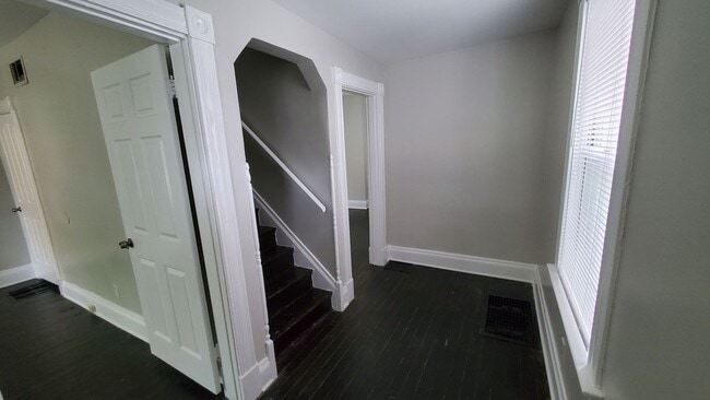Building Photo - Beautifully updated and Spacious!  2 Bed H...