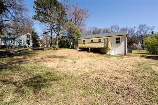 Building Photo - Must view this exquisite 3 bedroom 1 bath brick home. Within 2 miles from Uptown.