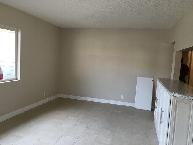 Building Photo - Main16761-73