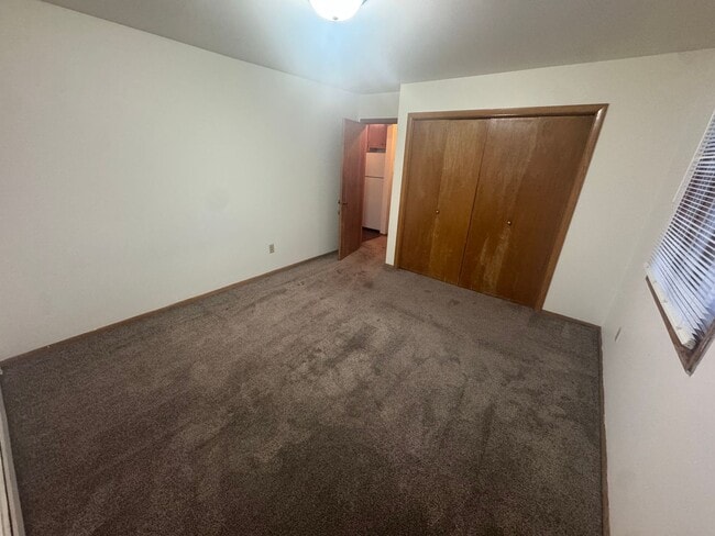 Building Photo - Large 1 Bedroom Apartment Available!