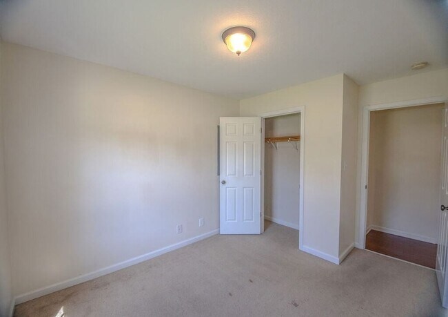 Building Photo - 955 Russet Dr