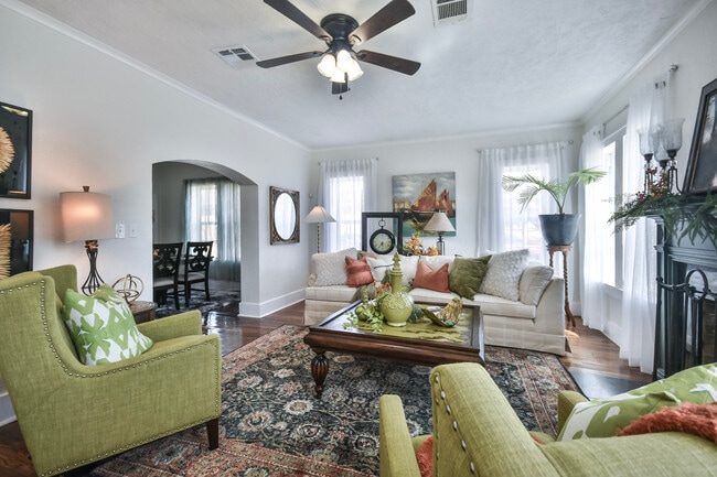 Building Photo - 1001 W Hackberry Ave