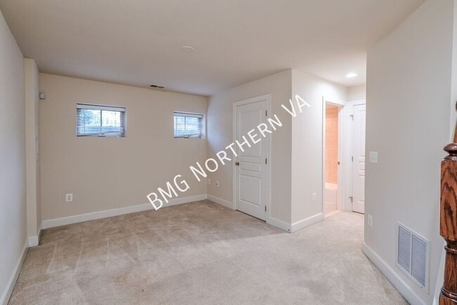 Building Photo - 3316 S Kemper Rd