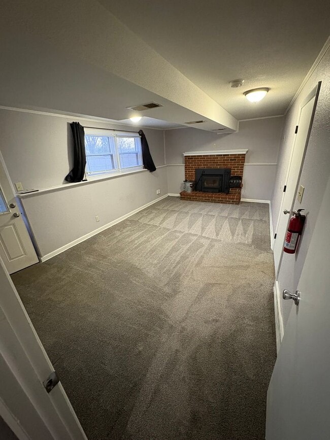 Building Photo - Huge Corner Lot in Grandview!! - 3 Bed / 2 Bath Split-Entry w/ Fenced Yard