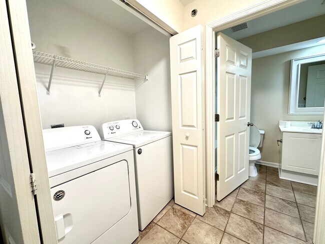 Building Photo - 1 Bed/1 Bath Condo. You'll Love This Commu...