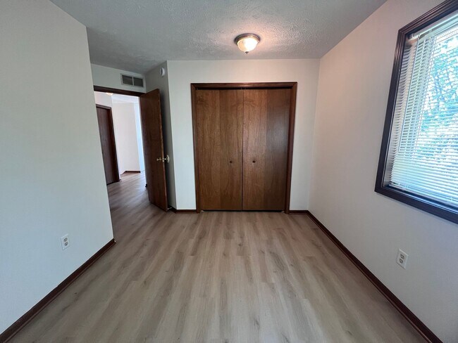 Building Photo - Spacious Two-Bedroom Duplex in Kentwood!