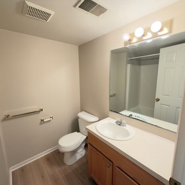 Building Photo - 3 Bedroom Duplex in Rockford!