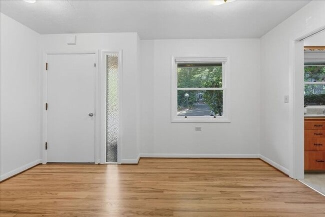 Building Photo - West Slope Charmer With Hardwood Floor - W...
