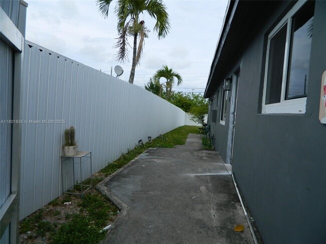 Building Photo - 2620 NW 18th Terrace