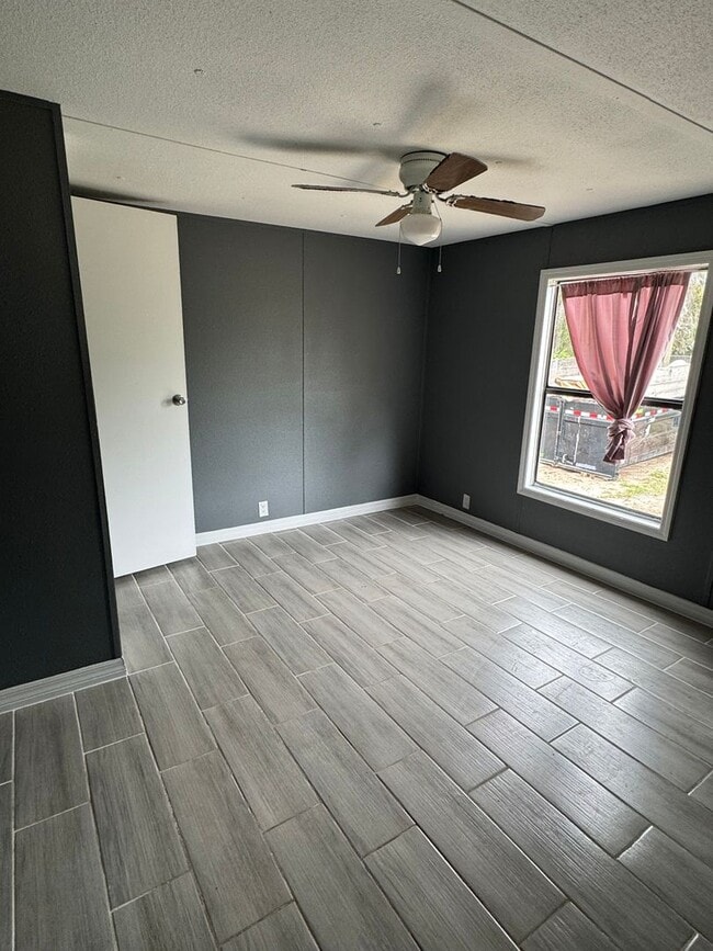 Building Photo - Large Fenced Yard In A Quiet Neighborhood