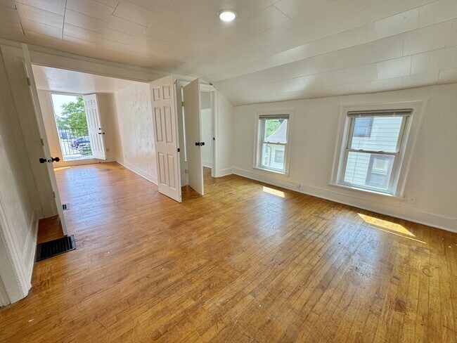 Building Photo - 312 S Chestnut Ave