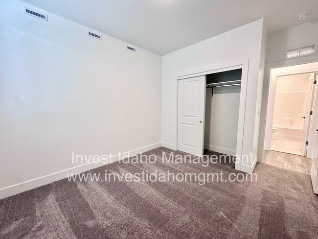 Building Photo - Beautiful Brand New Luxury Townhome availa...